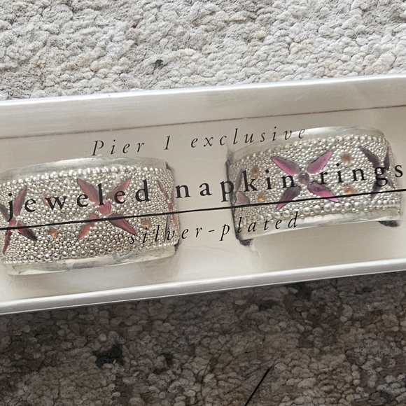 4 PIER 1 IMPORTS JEWELED SILVER PLATED ROUND NAPKIN RINGS - Picture 2 of 8